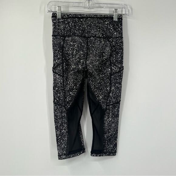 Lululemon Outrun 17" Crop Leggings in Splatter White Black / Black - Picture 4 of 6